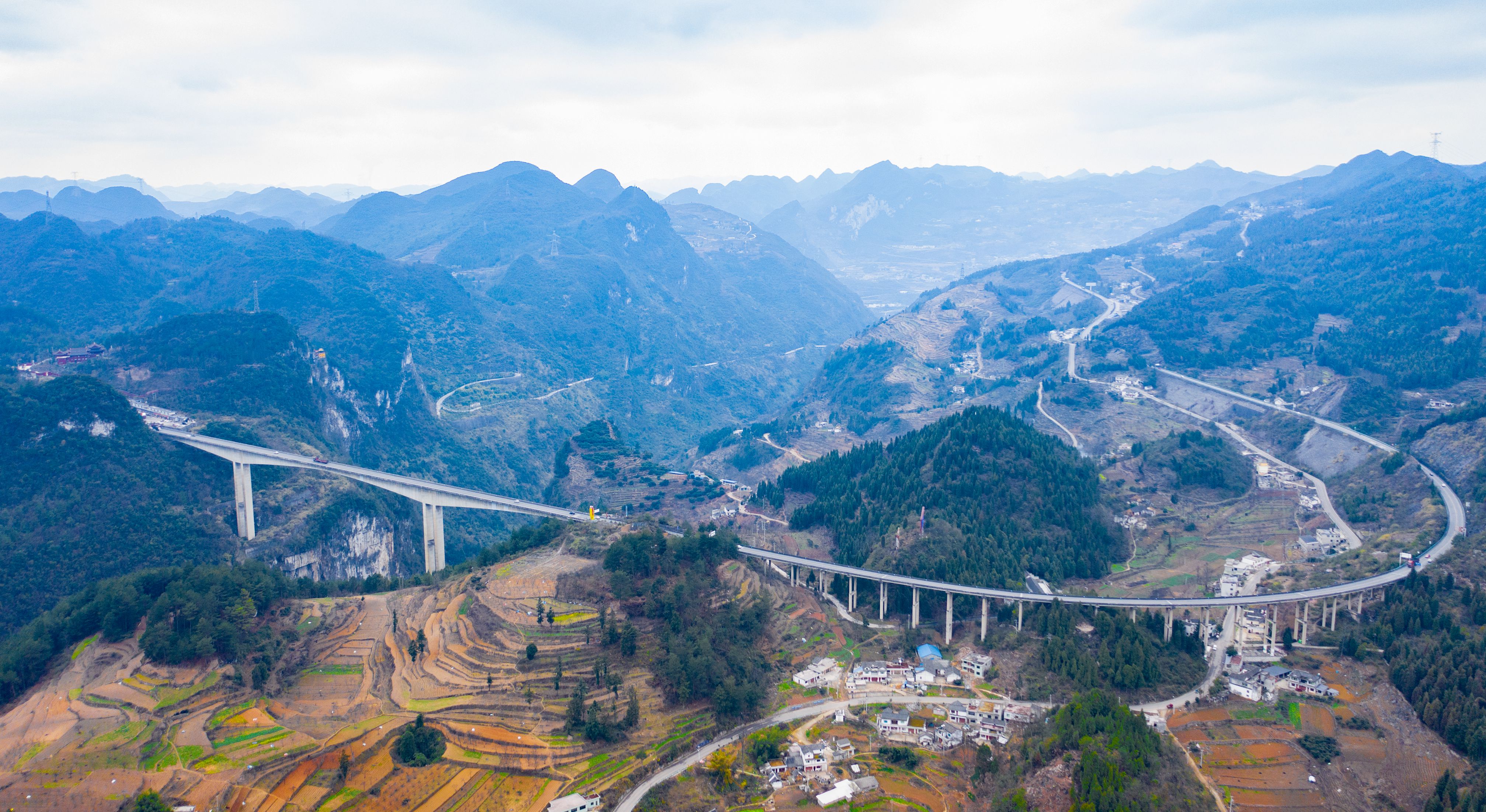 DJI_0813---貴陽至畢節(jié)高等級(jí)公路六廣河大橋。貴州日?qǐng)?bào)天眼新聞?dòng)浾? 聞雙攝.JPG