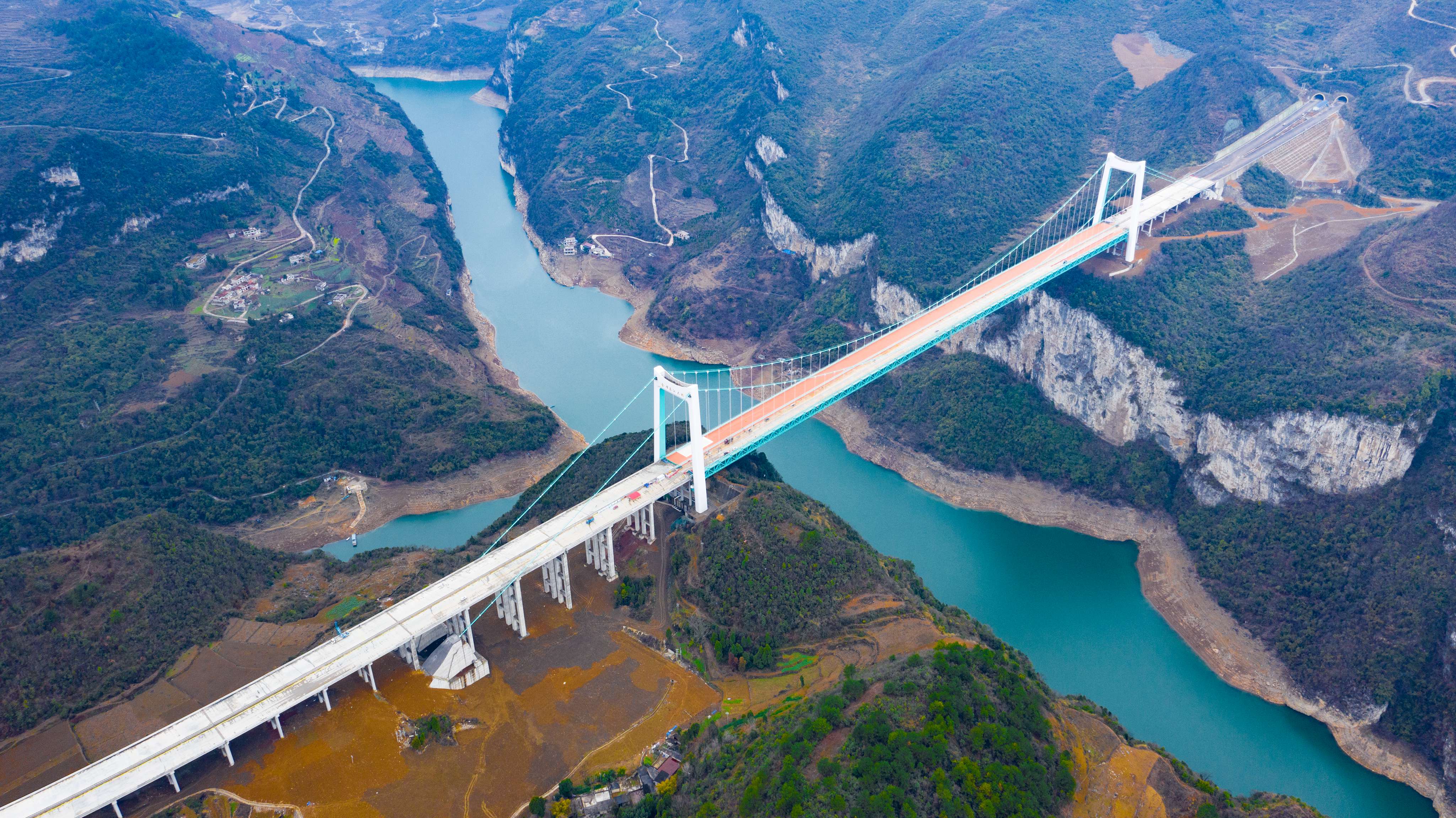 DJI_0765---貴（陽）經(jīng)金（沙）至古（藺）高速公路金烽烏江大橋。貴州日報天眼新聞記者  聞雙攝.JPG