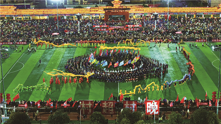 703514-2月3日，民族團(tuán)結(jié)舞《多耶》節(jié)目正在“村超村晚”文藝晚會(huì)上演出（無人機(jī)圖片）。.jpg